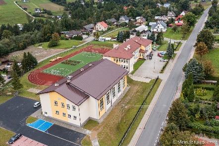 W 2021 zakończono także kolejną rozpoczętą w 2020 roku inwestycję oświatową jaką była budowa sali gimnastycznej w ramach rozbudowy Szkoły Podstawowej w Binczarowej.
