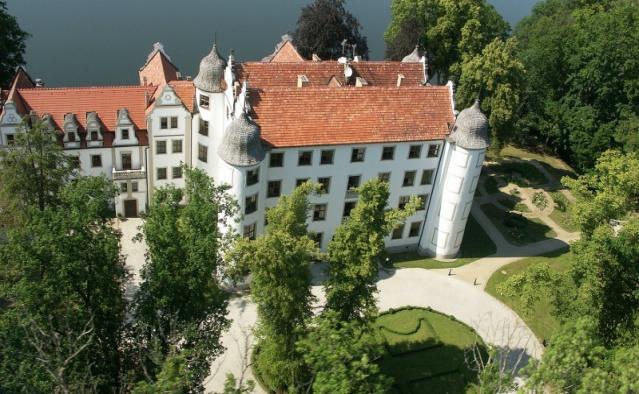 W 1414 roku między dwoma jeziorami zbudowano gotycki zamek.