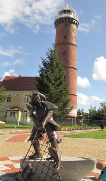 W Jarosławcu oraz jego najbliższej okolicy znajduje się kilka budynków o konstrukcji szachulcowej z XIX i XX wieku.
