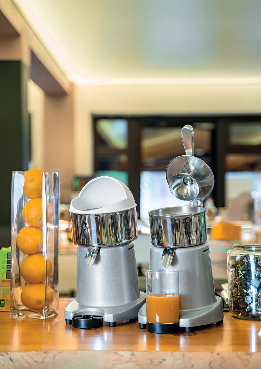 Wyciskarki do cytrusów S98 SL98 Jedna z najbardziej popularnych wyciskarek na rynku. Idealne rozwiązanie dla juicebarów. Maksimum wydajności minimum siły.