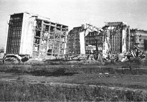 został całkowicie zrównany z ziemią teren getta. Przed wybuchem Powstania Warszawskiego stolica była zniszczona w 20-25 proc.