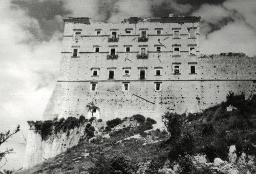 Ruiny klasztoru Monte Cassino po zakończeniu walk, maj 1944 r. (fot. NAC) Generał Roman Odzierzyński, dowodzący artylerią II Korpusu, przygotował ze swoim sztabem plan ognia.