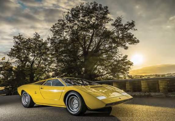 PROFIAKTUALNOŚCI Lamborghini Pe re łk a Lamborghini To prawdziwa gratka dla fanów Lamborghini. Po 25 tys. godzin pracy udało się zrekonstruować legendarne Lamborghini Countach LP 500 z 1971 roku.