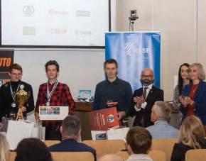 Dzięki technologii wirtualnej rzeczywistości będą oni mogli uczyć się swojego fachu nie tylko podczas praktyk zawodowych, lecz także z wykorzystaniem gogli VR oraz nowoczesnego oprogramowania.