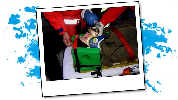 Apteczka pierwszej pomocy W Polsce apteczka pierwszej pomocy jest wyposażeniem zalecanym w każdym samochodzie.