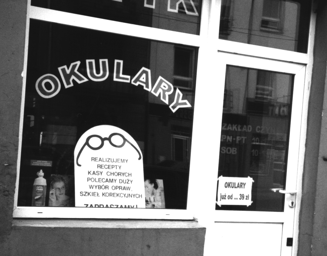 10. LEKCJA DZIESĄTA Where are my glasses? Help me find them. 10.A.2. Pomogę ci znaleźć Robert: Czego szukasz? Renata: Nie wiesz czasem, gdzie są moje okulary <soczewki>? Robert: Nie, nie wiem.