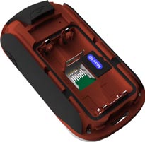Dodatki slot microsd Metalowa osłona Karta microsd 4. Aby wyjąć kartę microsd, podnieś metalową osłonę i wyciągnij kartę ze slotu microsd. 5. Włóż baterie i załóż osłonę.