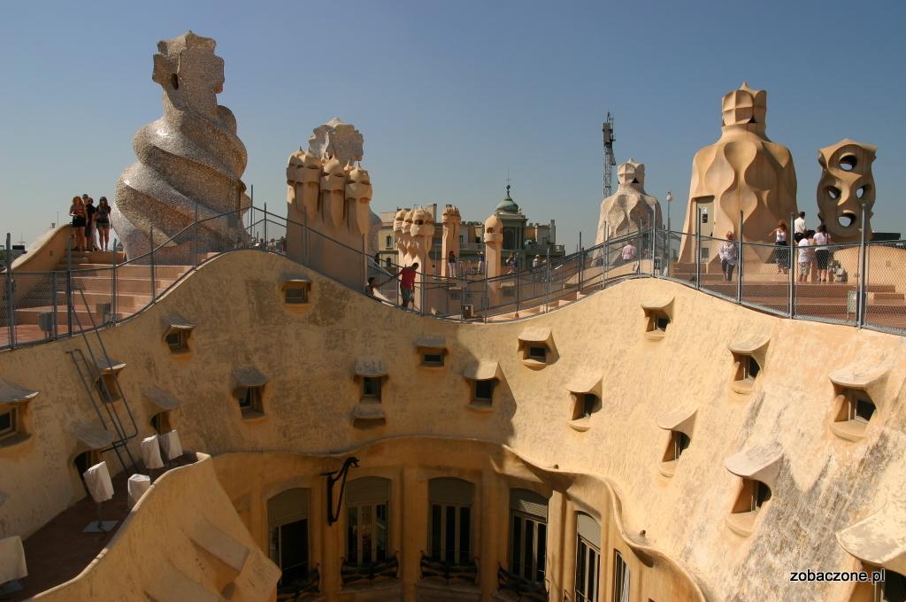 Rozdział: Casa Mila La Pedrera Jeśli ktoś jednak nie przepada za takim muzealnym zwiedzaniem może od razu, szybkimi krokami kierować się dach La Pedrery, bo to on stanowi chyba największa atrakcję