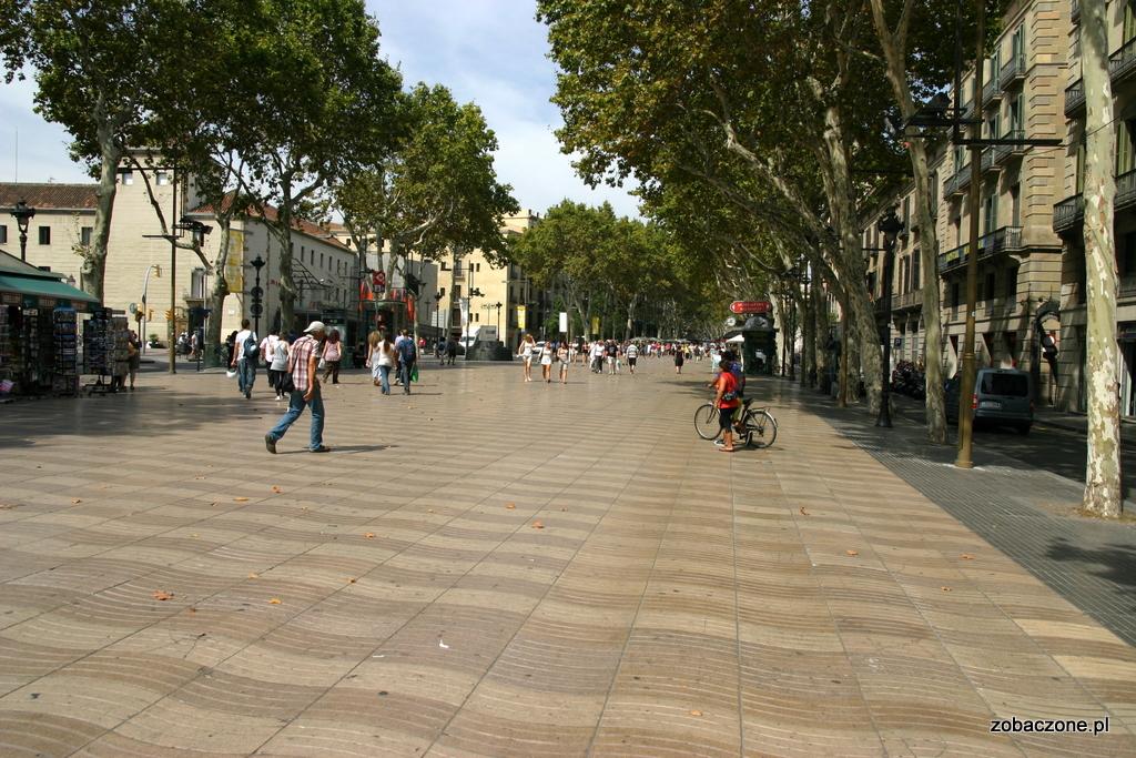 Rozdział: La Rambla La Rambla 5 La Rambla, to słynna ulica w centrum Barcelony. Ponad kilometrowy deptak ciągnie się od Placu Katalońskiego do nadmorskiego wybrzeża.
