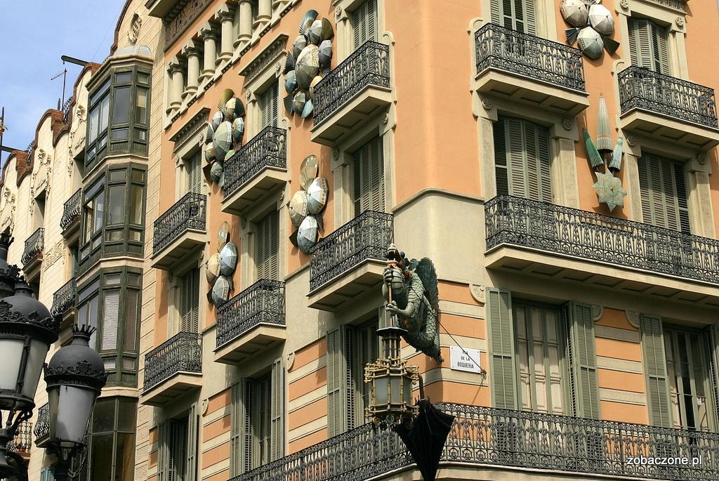 Rozdział: La Rambla postanowiono drewniane molo, znajdujące się w starym porcie, włączyć do Rambli. Następna część, to Rambla de Sant Josep. Tutaj zwierzęta ustępują miejsca kwiatom.