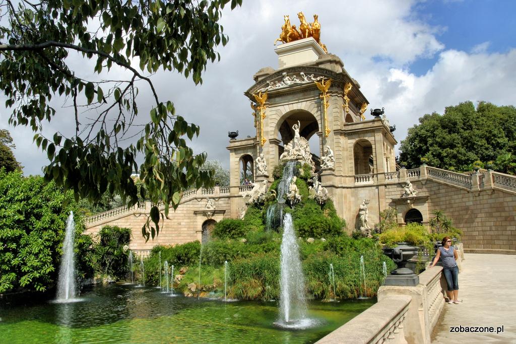 Rozdział: Parc de la Ciutadella Parc de la Ciutadella 7 Barcelona to duże miasto, w którego centrum panuje spory zgiełk, ulice zapełnione są samochodami i skuterami, a głównymi arteriami miasta