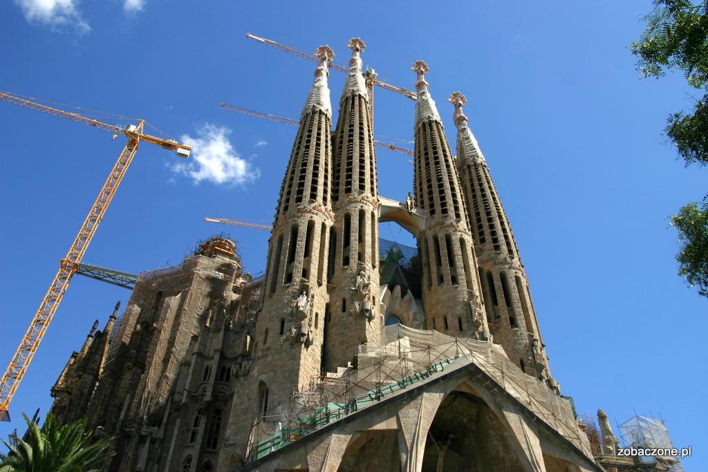 Rozdział: La Sagrada Familia La Sagrada Familia 1 Temple Expiatori de la Sagrada Familia, czyli Przebłagalna Świątynia Świętej Rodziny to monumentalna bazylika, o której chyba każdy słyszał czy