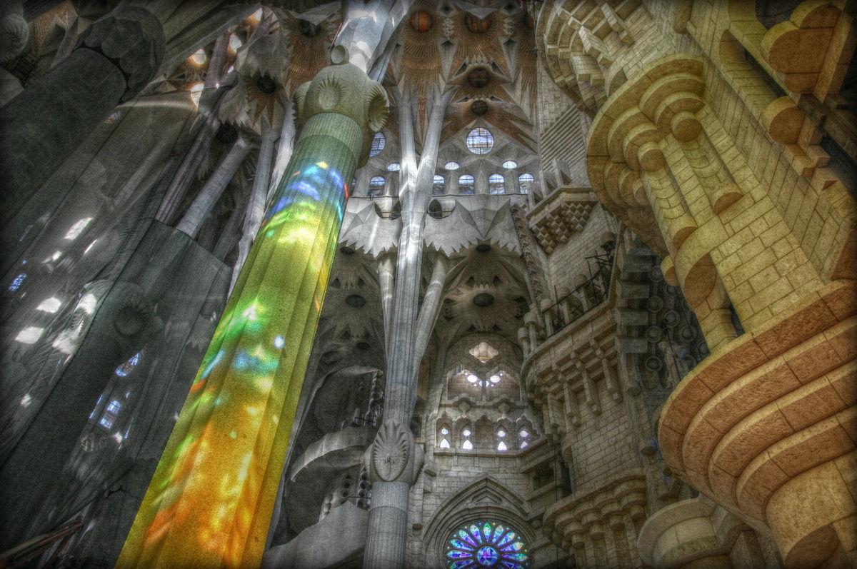 Rozdział: La Sagrada Familia Wnętrza świątyni robią ogromne wrażenie. Mnogość detali, oświetlenie (naturalne!), kształty zapierają dech w piersiach.