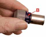 Wsunąć tuleję usztywniającą w koniec rury (tuleja usztywnia rurę w miejscu połączenia i zapewnia prawidłowe mocowanie złączki). 3.