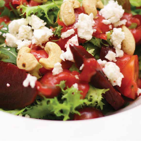SAŁATKA Z KOZIM SEREM GOAT CHEESE SALAD 27 zł mix sałat, kozi ser, pieczony burak, pomidorki koktajlowe, winogrona, orzechy nerkowca, sos żurawinowo-malinowy lettuce, goat cheese, baked beetroot,