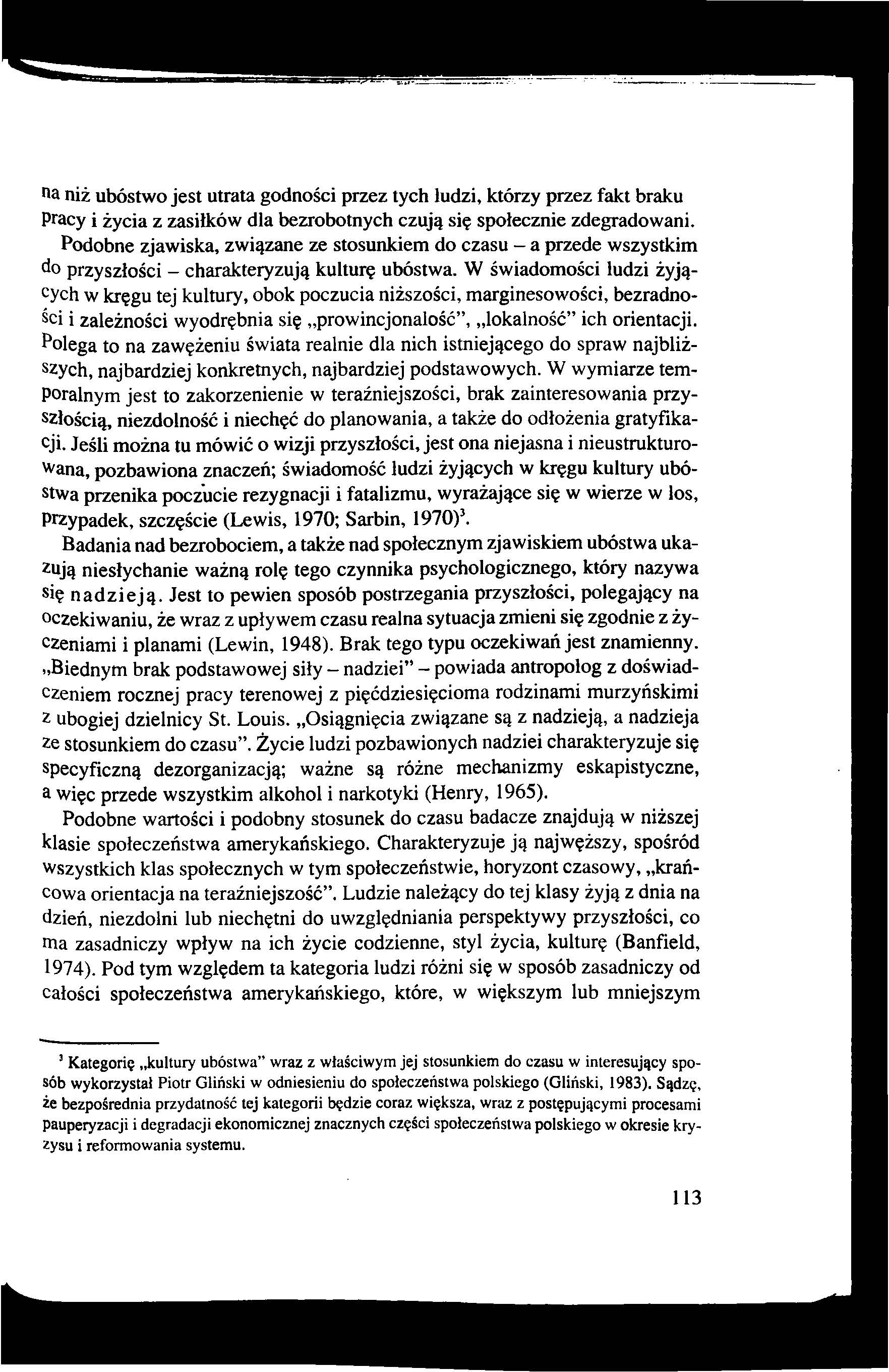 na niż ubóstwo jest utrata godności przez tych ludzi, którzy przez fakt braku Pracy i życia z zasiłków dla bezrobotnych czują się społecznie zdegradowani.