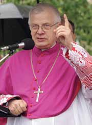 Agnieszka Kościańska Arcybiskup Józef Michalik To mieszanie ludziom w głowach, typowy przykład, że w mętnej wodzie łatwiej łowić ryby.