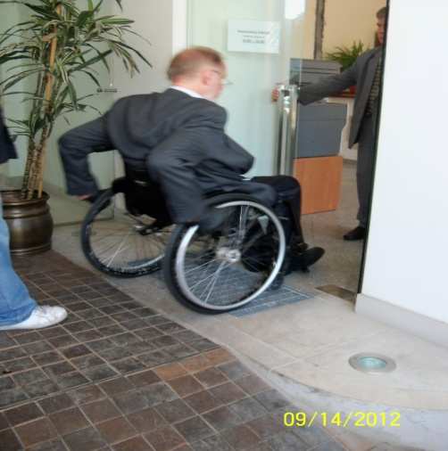 dostępności KPRM dla osób z niepełnosprawnością, opracowanej w 2009 r. we współpracy ze Stowarzyszeniem Przyjaciół Integracji. W budynkach KPRM przy Al. Ujazdowskich 5 i przy Al.