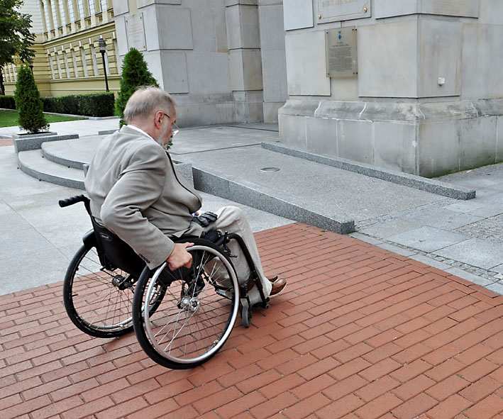 5. Inne ułatwienia dla osób niepełnosprawnych. Ministerstwa wprowadzają również inne usprawnienia dla osób niepełnosprawnych, które chcą kontaktować się z urzędami.