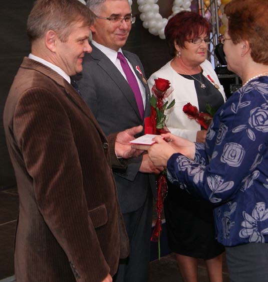 Ministerialne odznaczenia otrzymali między innymi - również radna Bożena Reszke, dyrektor SSP w Nowym Dworze Wejherowskim Henryk Miotk oraz dyrektor SSP w Orlu Krzysztof Grzenia Medal Komisji