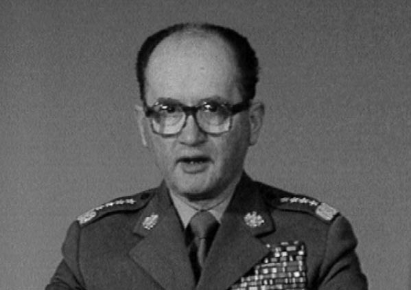 KARTY 12) Gen. Wojciech Jaruzelski. Zbiory PAI. 13 XII 1981 r. 13 grudnia 1981 r.