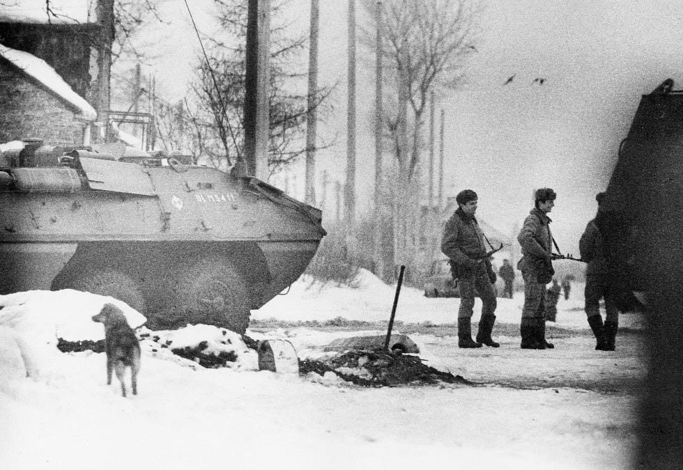 KARTY 18a) Patrol wojskowy na ulicach Warszawy, obok wojskowy