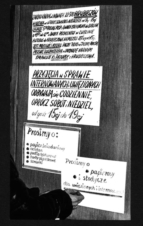 KARTY 33) OÊrodek Pomocy Uwi zionym, Internowanym i Ich Rodzinom w odzi w koêciele Ojców Jezuitów przy ul. Sienkiewicza 60. Zbiory prywatne. Internowani W 49 oêrodkach odosobnienia osadzono ok.