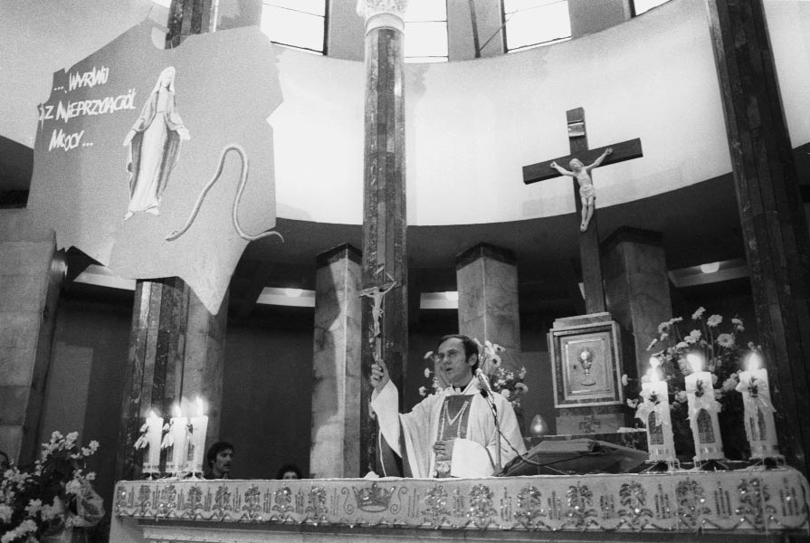 KARTY 39a) Msza Êw. za Ojczyzn odprawiona przez ks. Jerzego Popie uszk w koêciele Êw. Stanis awa Kostki na warszawskim oliborzu. Zbiory PAI.