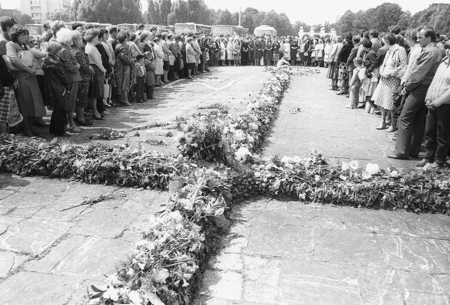 KARTY 43a) Kwietny krzy na placu Zwyci stwa w Warszawie. Zbiory PAI.