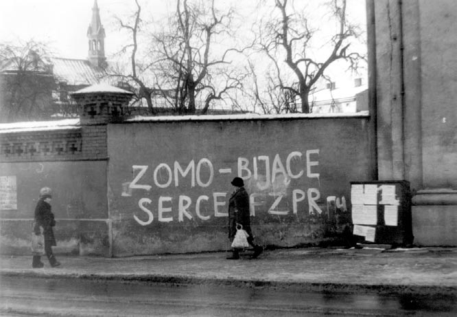 KARTY 45a) Napis na murze w