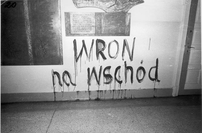 45b) Napis na Êcianie w VIII Liceum