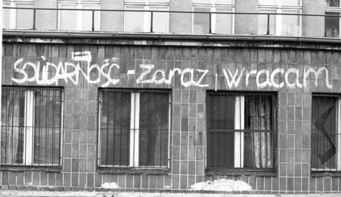 KARTY 46a) Napis na budynku Wydzia u Nauk Spo