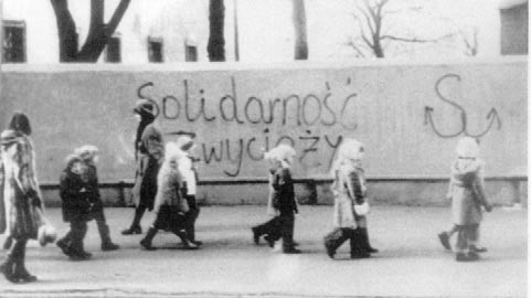 46b) Napisy we Wroc awiu z symbolem SolidarnoÊci