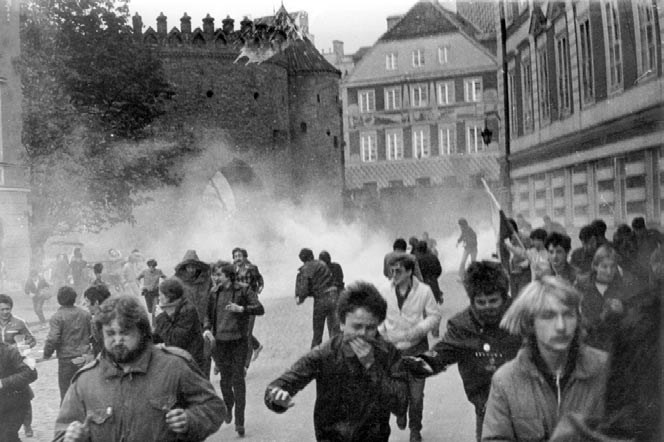 KARTY 60a) Starcia demonstrantów z milicjà na warszawskiej Starówce 3