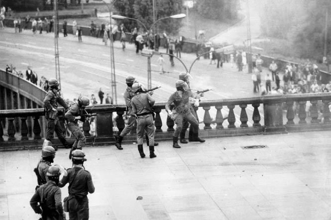 60b) Pacyfikacja niezale nej manifestacji SolidarnoÊci na placu