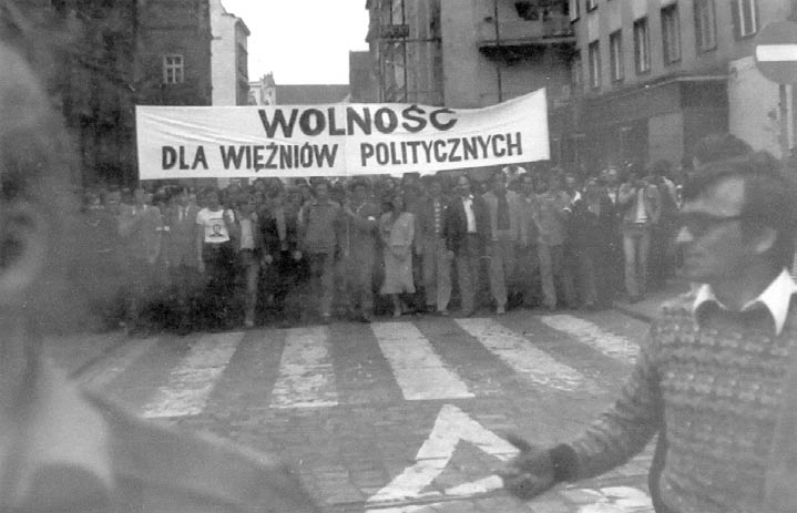 KARTY 61a) Najwi ksza z niezale nych demonstracji we Wroc awiu (wzi o w niej udzia ok.