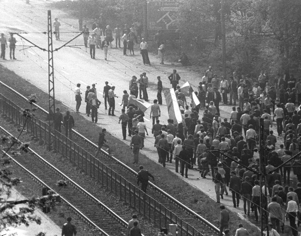 Manifestacje rocznicowe Strajki okupacyjne rozbito w grudniu 1981 r. Po miesiàcu fala protestów znów ogarn a kraj.
