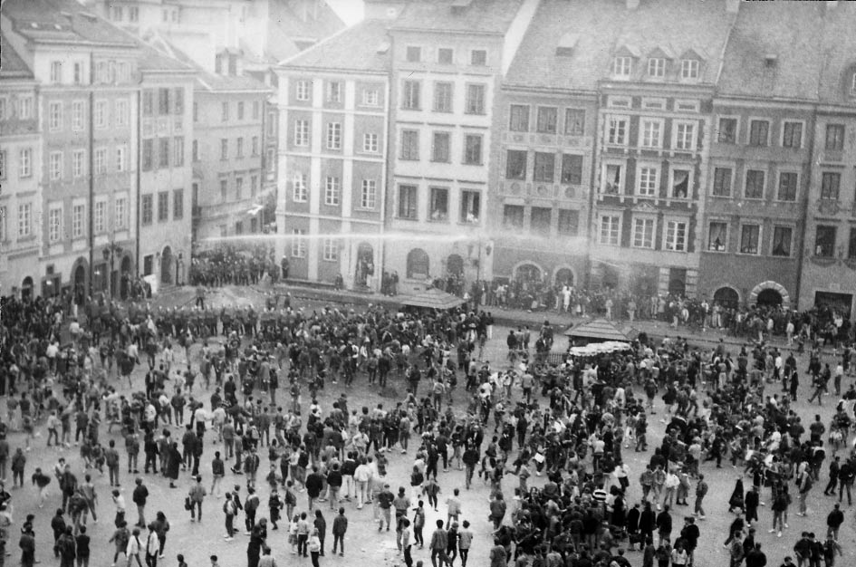 KARTY 64a) Manifestacja na Rynku Starego