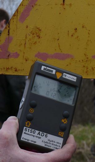 Pracownicy elektrowni w większości mieszkali w miejscowości Prypeć położonej niespełna 1,5 km od niej. Droga z elektrowni do miasta prowadzi przez tak zwany Czerwony Las.