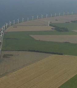 Pewne zakłócenie wprowadza pojedyncza starsza elektrownia widoczna w górnej części zdjęcia po prawej stronie (fot. www.windpower.