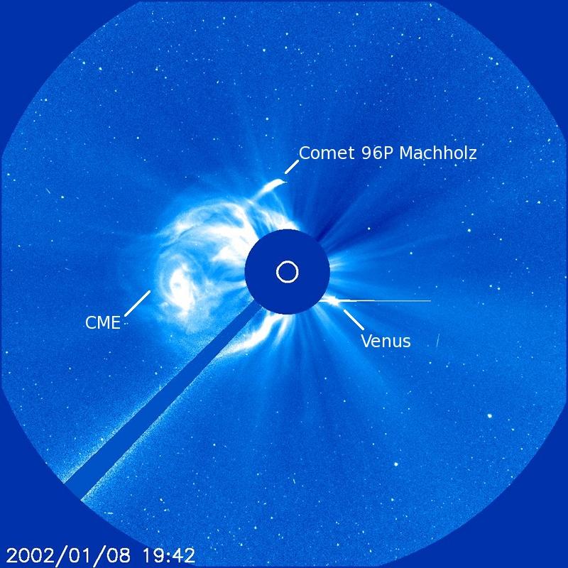 Zdjęcie wykonane przez koronograf LASCO C3. W środku zdjęcia znajduje się wspominany krążek zasłaniający Słońce.