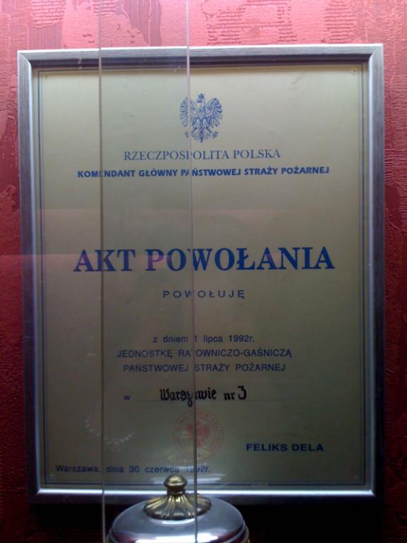 Opowiada ciekawe anegdotki o tym, jak ratowali kota z drzewa, albo gołębia, który spadł i zabił się, przez co później mieli kłopoty u obrońców zwierząt.