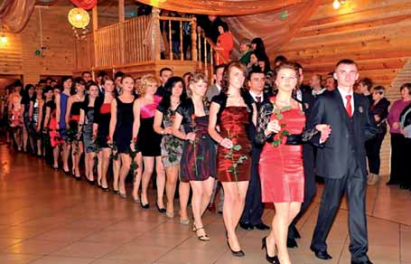 00 uczniowie ostatnich klas z Zespołu Szkół Ponadgimnazjalnych w Żółkiewce stanęli do poloneza, tradycyjnego polskiego tańca, bez którego taka uroczystość - pewnie - byłaby nieważna.