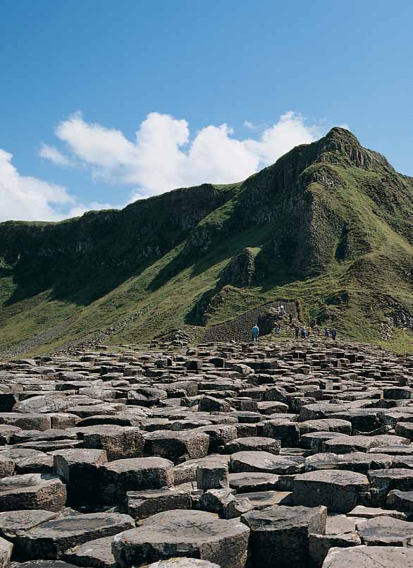 12 Życie i praca w Irlandii Północnej 13 Życie i praca w Irlandii Północnej Grobla Olbrzyma (Giant s Causeway) klasy uniwersytetów - University of Ulster oraz Queens University Belfast a także w