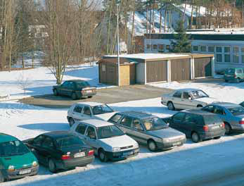 9.4 Ogrzewanie wolnych powierzchni Opis systemu System ogrzewania wolnych powierzchni stosowany jest w celu zapobiegania oblodzeniu i zaśnieżeniu następujących powierzchni: - ulic i parkingów -