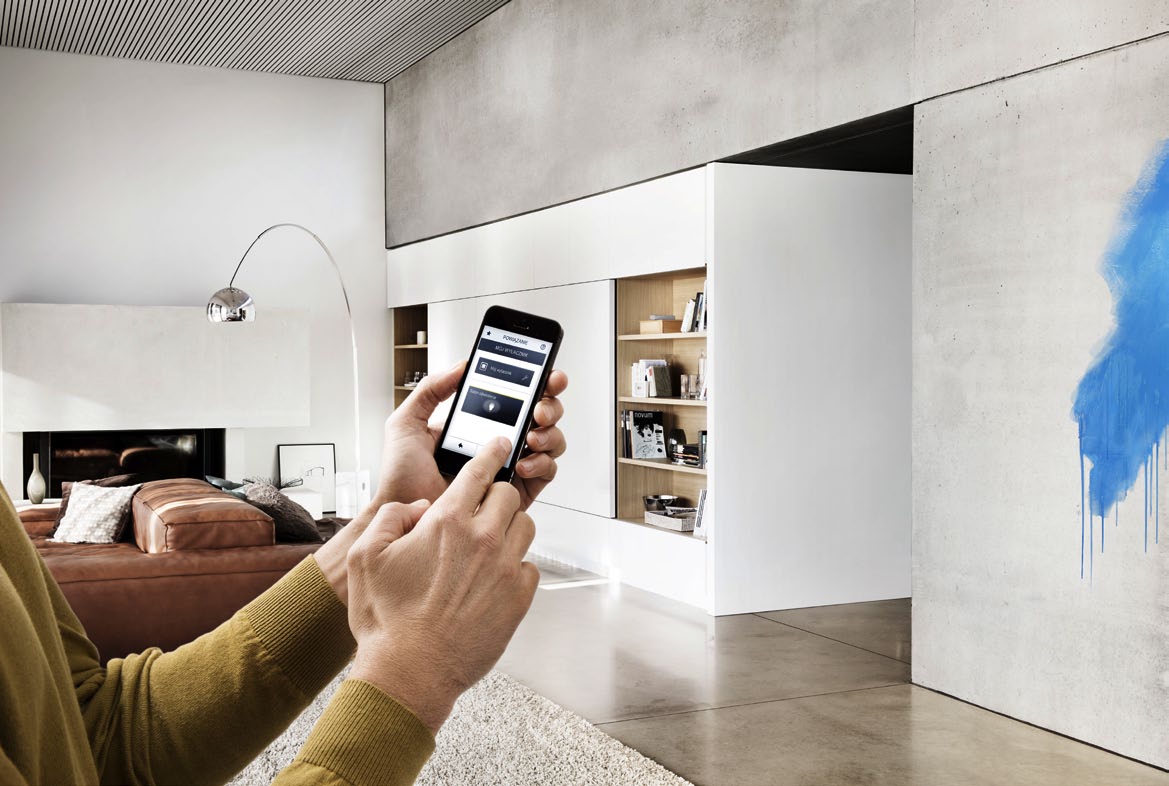 Szybka zmiana aranżacji Jedno naciśnięcie przycisku na przełączniku, na panelu ABB-free@homeTouch, ekranie smartfona lub tabletu wystarczy, aby włączyć pełną aranżację.