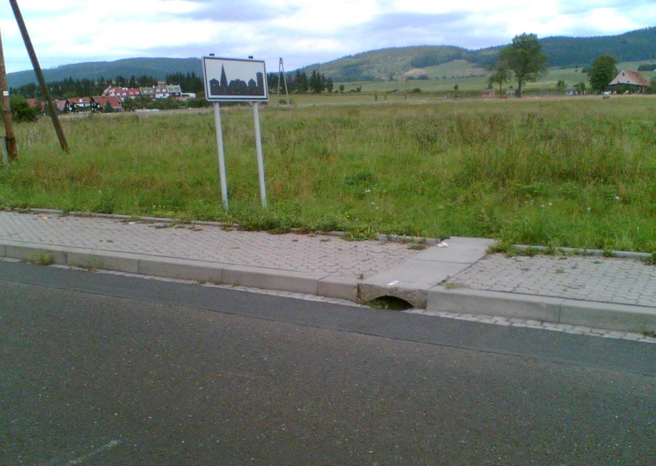 Przykład wyst powania równoległych elementów odwodnienia wzdłu drogi. Fot.