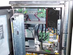 wskaźniki przepływu prądu zwarciowego lub urządzenia zabezpieczeniowo-sterownicze typu MiROD służące do automatyzacji punktów rozłącznikowych.