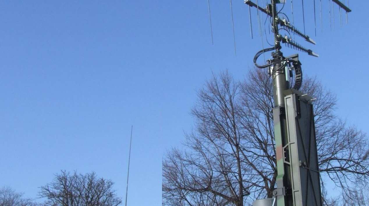 na szczeblu operacyjnym w zakresie HF (1-30 MHz) i na szczeblu taktycznym w zakresie HF, VHF, UHF (1-3000 MHz).
