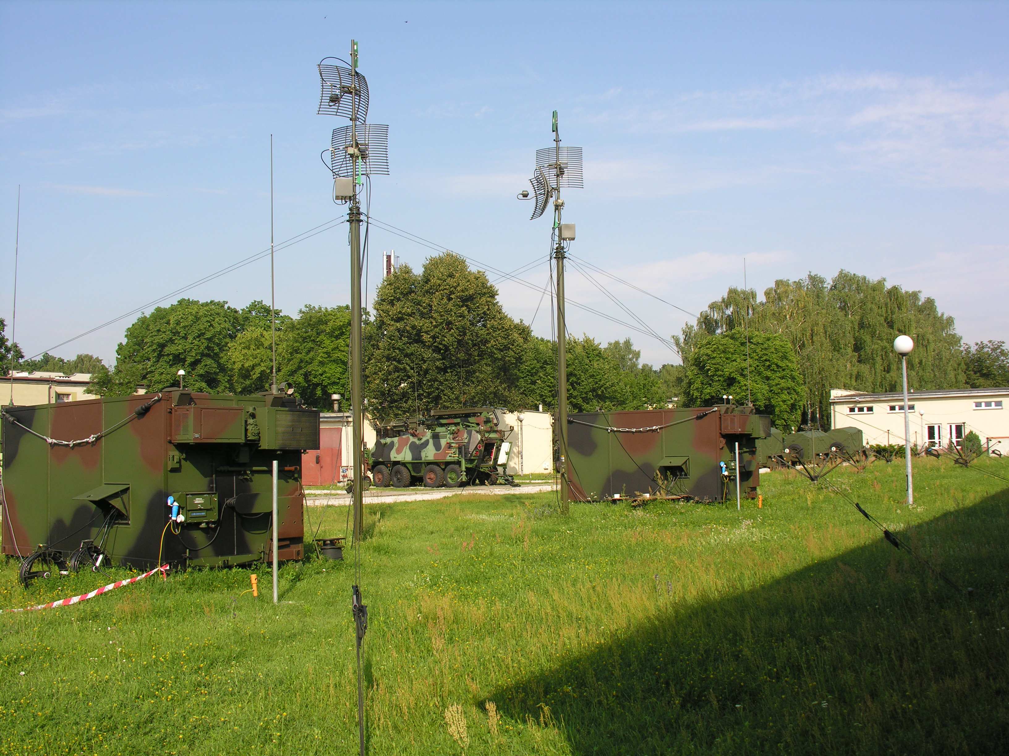 Wybrane obiekty modułu operacyjnego i taktycznego systemu KAKTUS Zastosowane nowoczesne urządzenia łączności radioliniowej, radiowej KF, UKF oraz podsystemu dostępu bezprzewodowego (PDB) zapewniają